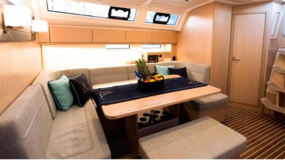 В салоне яхты Beluga 1 уютная зона отдыха и стол с фруктами.